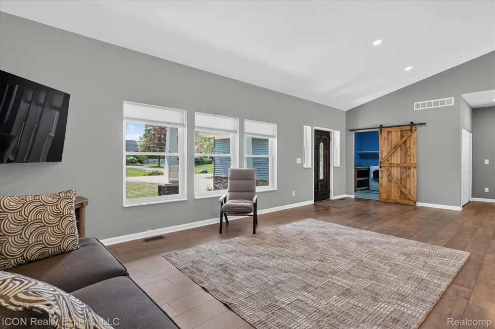 165 Leetonia Drive Troy City, MI 48085