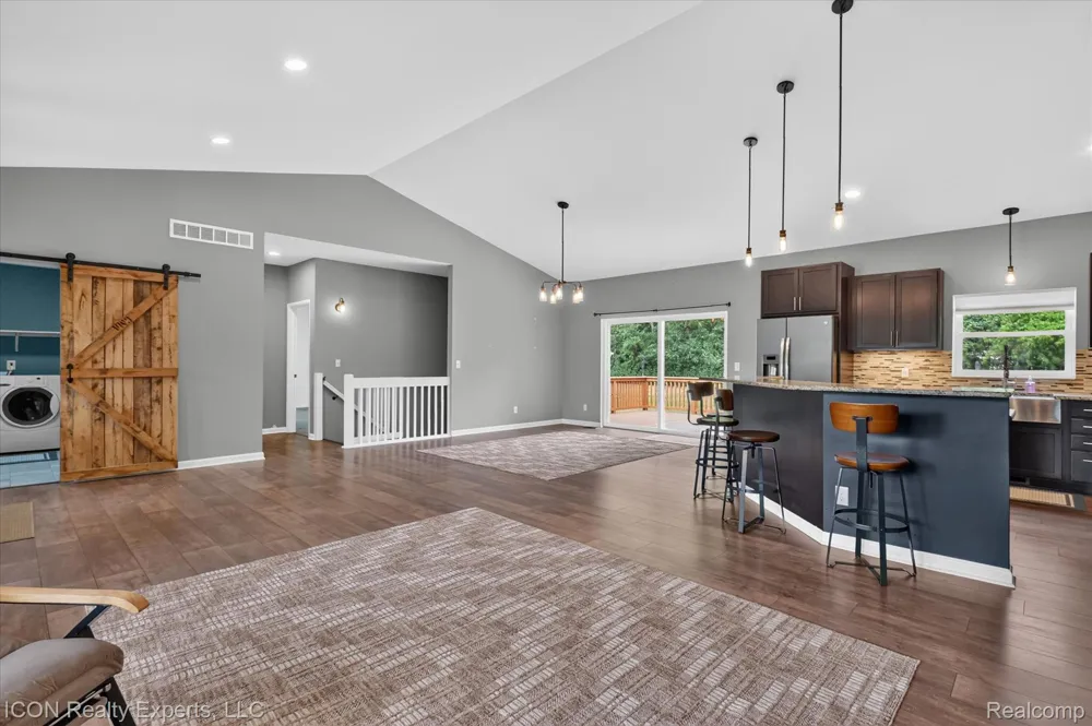 165 Leetonia Drive Troy City, MI 48085