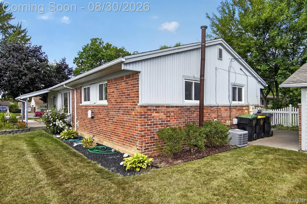 2565 Norwood Road Trenton City, MI 48183