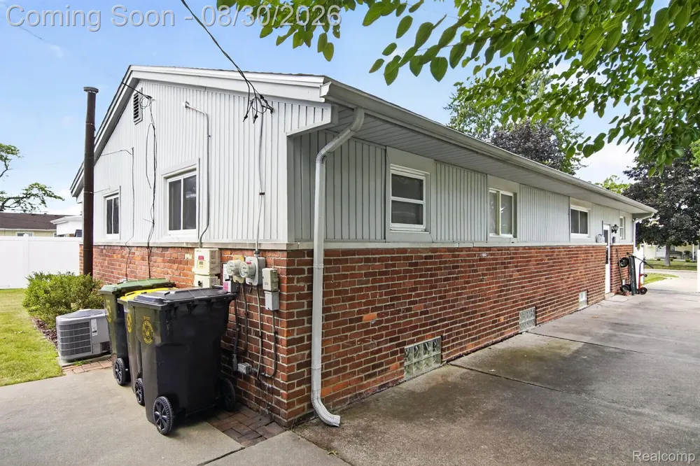 2565 Norwood Road Trenton City, MI 48183