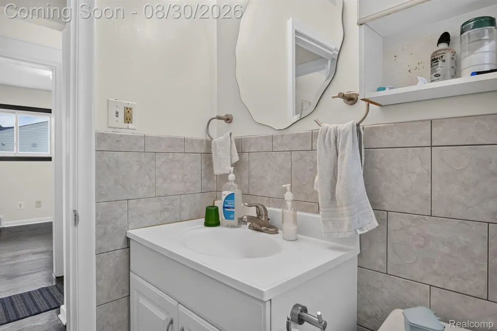 2565 Norwood Road Trenton City, MI 48183