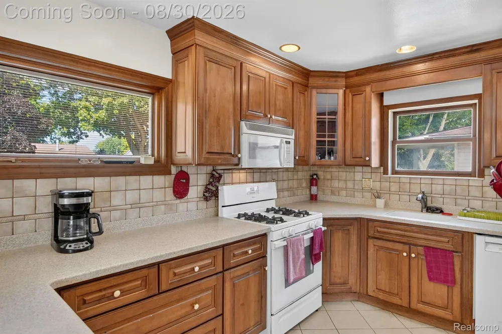 2565 Norwood Road Trenton City, MI 48183