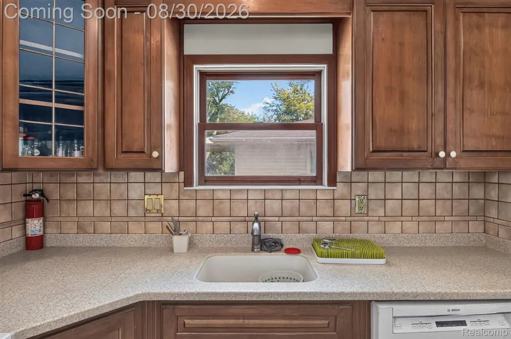 2565 Norwood Road Trenton City, MI 48183