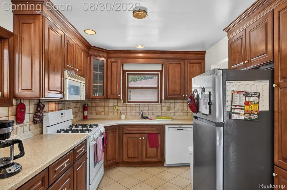 2565 Norwood Road Trenton City, MI 48183