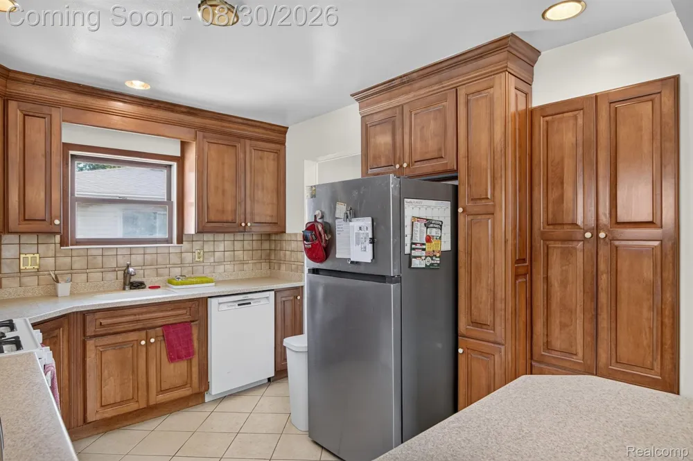 2565 Norwood Road Trenton City, MI 48183