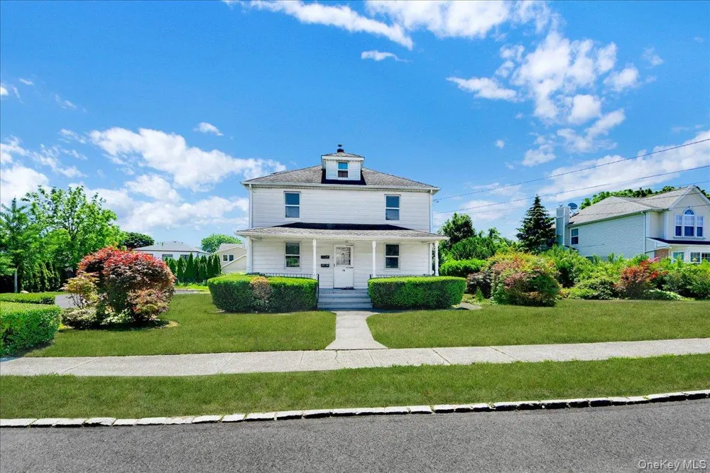 78 Maple Street Roslyn Heights, NY 11577
