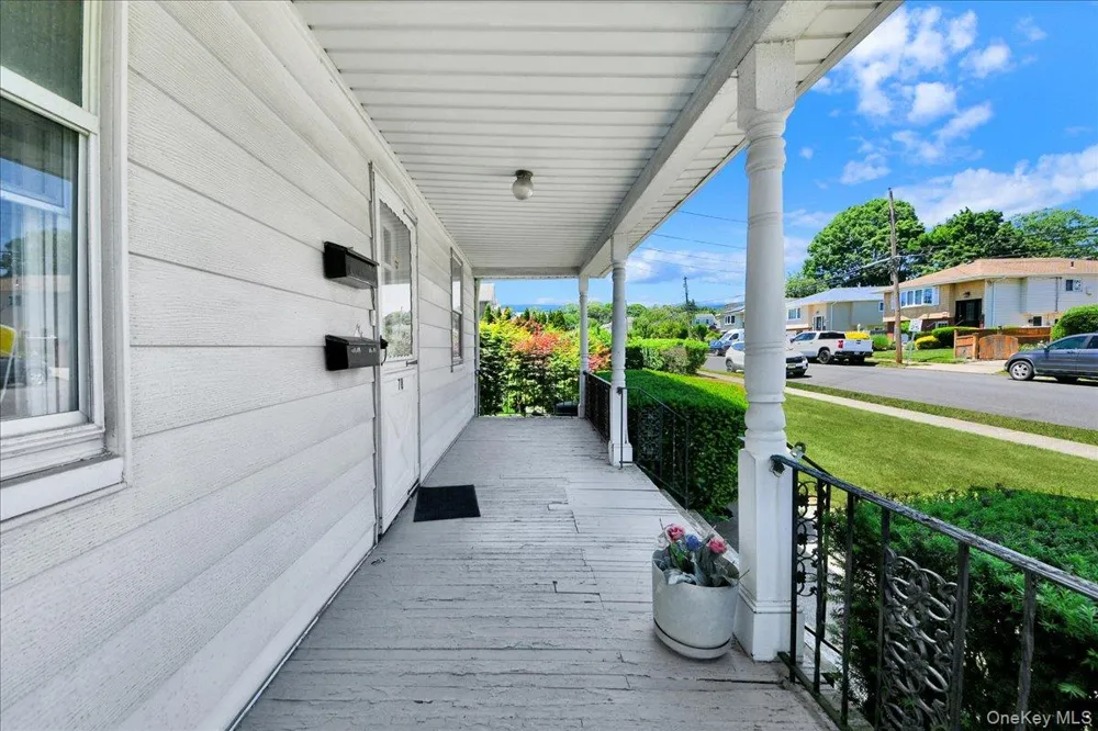 78 Maple Street Roslyn Heights, NY 11577
