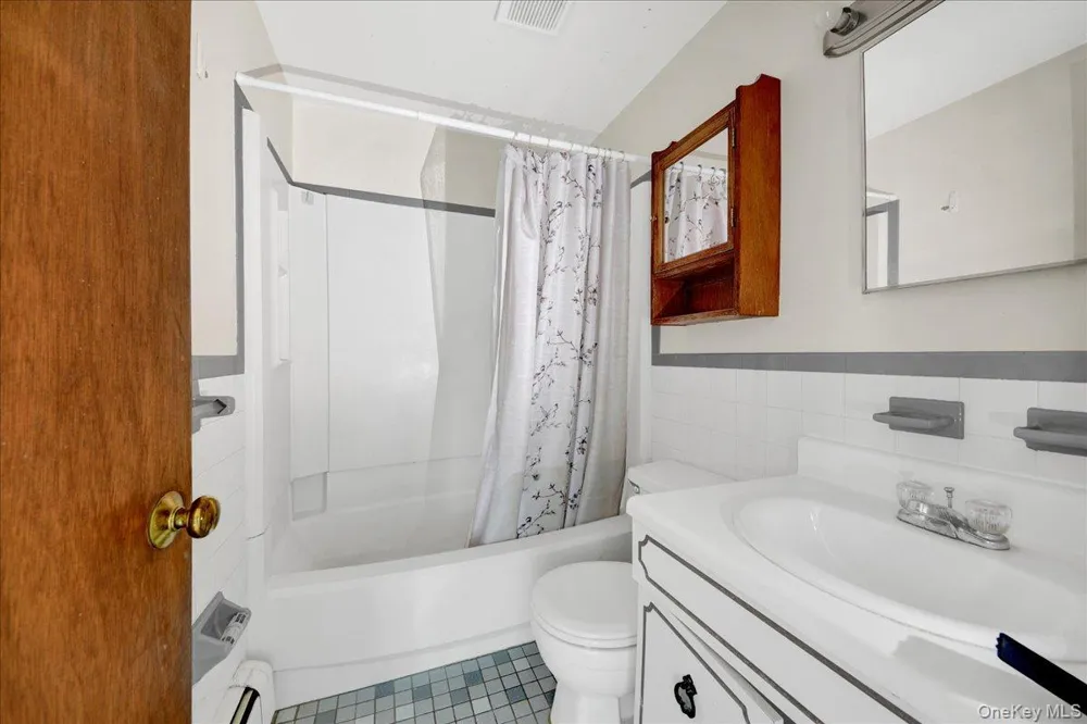 78 Maple Street Roslyn Heights, NY 11577