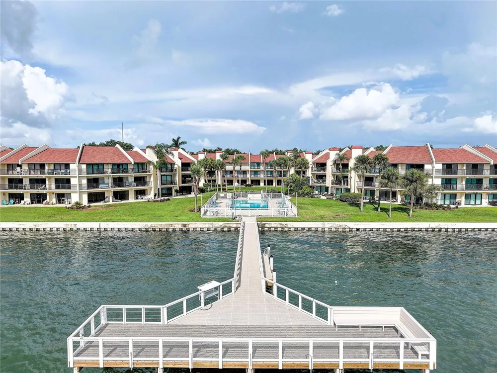 7510 SUNSHINE SKYWAY LANE S #T13 St Petersburg, FL 33711