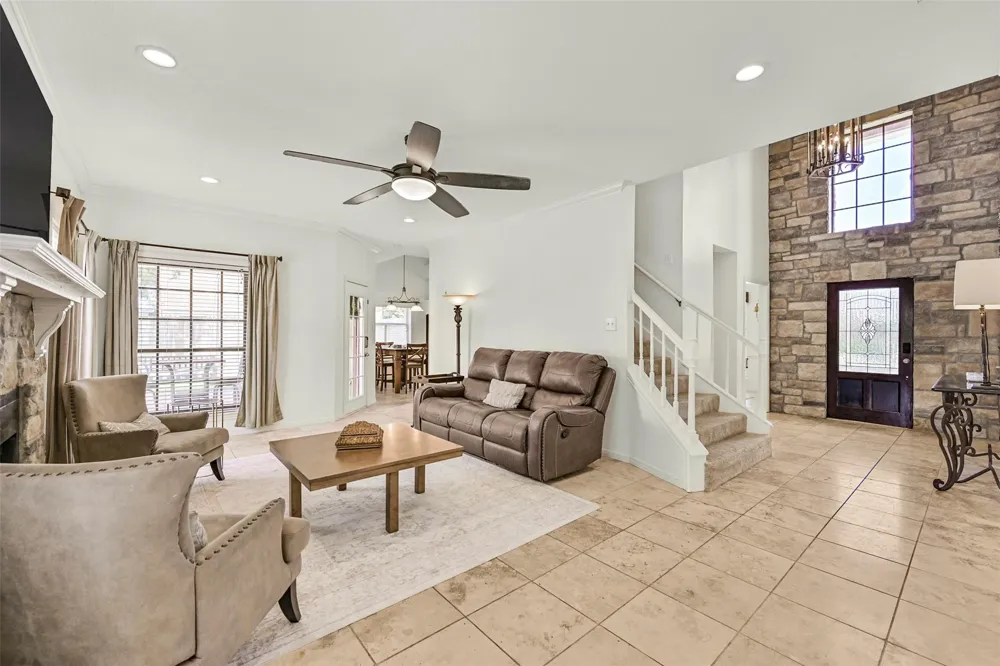 1501 W Castlewood Avenue Friendswood, TX 77546