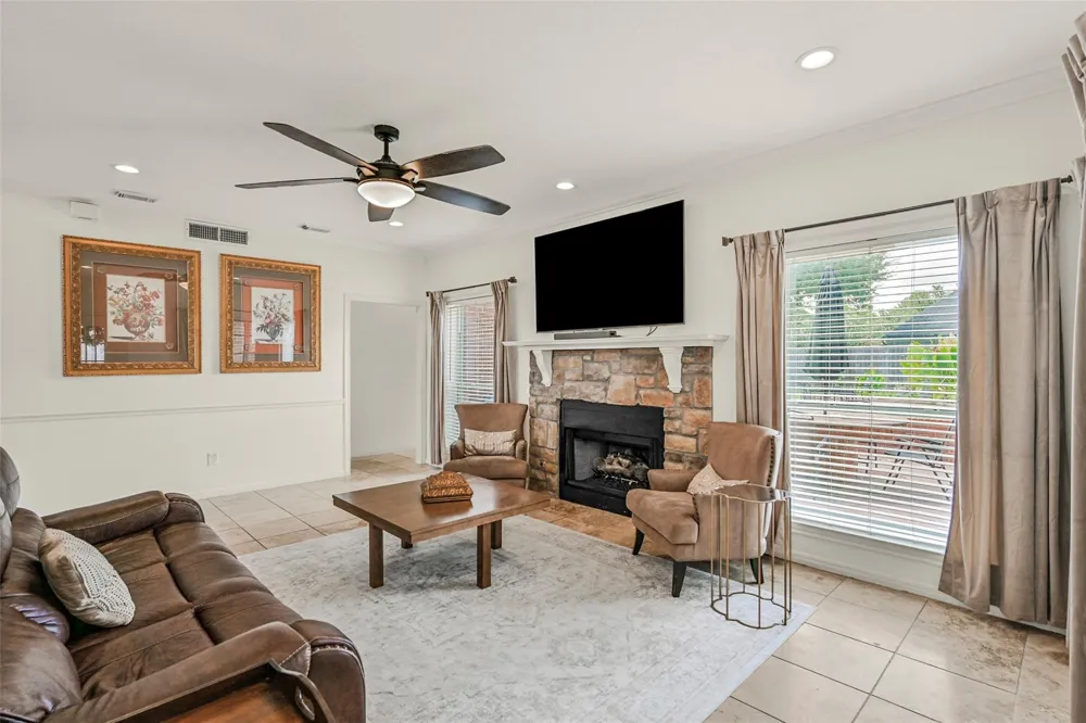 1501 W Castlewood Avenue Friendswood, TX 77546