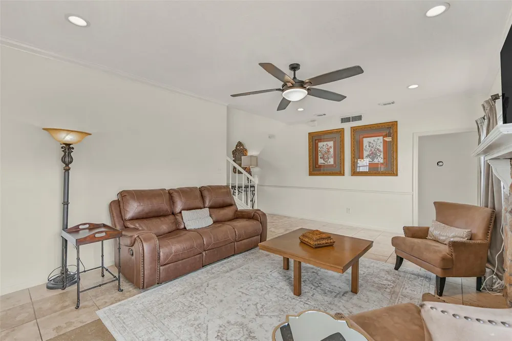 1501 W Castlewood Avenue Friendswood, TX 77546