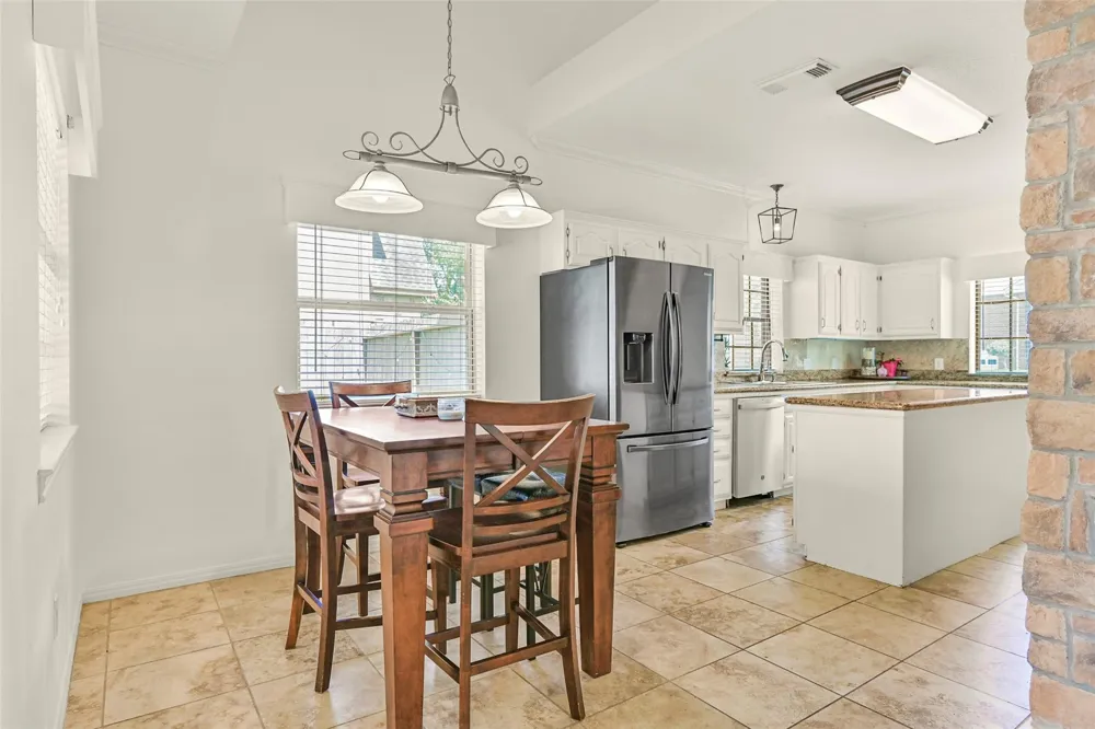 1501 W Castlewood Avenue Friendswood, TX 77546