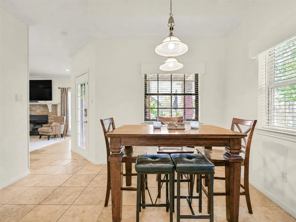 1501 W Castlewood Avenue Friendswood, TX 77546