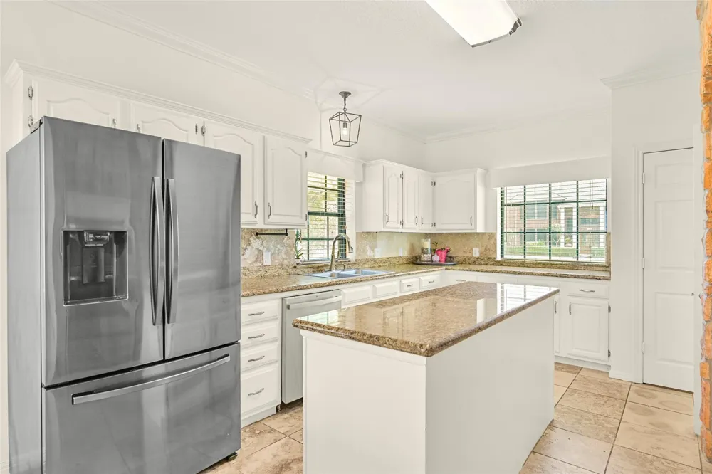 1501 W Castlewood Avenue Friendswood, TX 77546