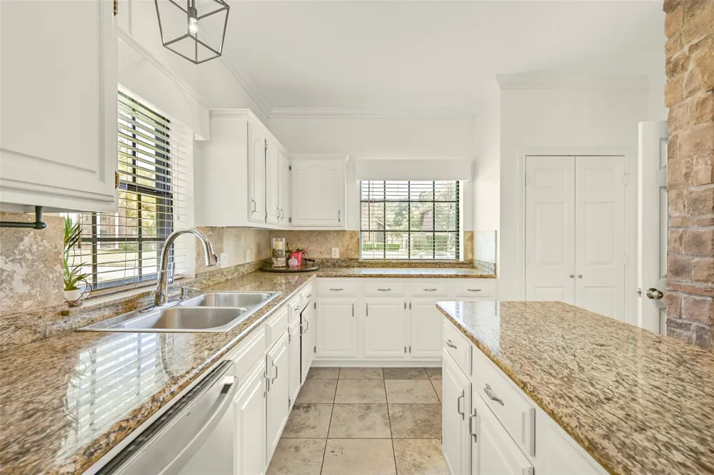 1501 W Castlewood Avenue Friendswood, TX 77546