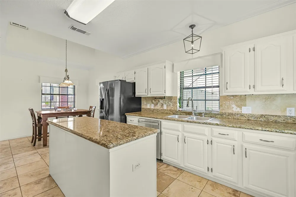 1501 W Castlewood Avenue Friendswood, TX 77546