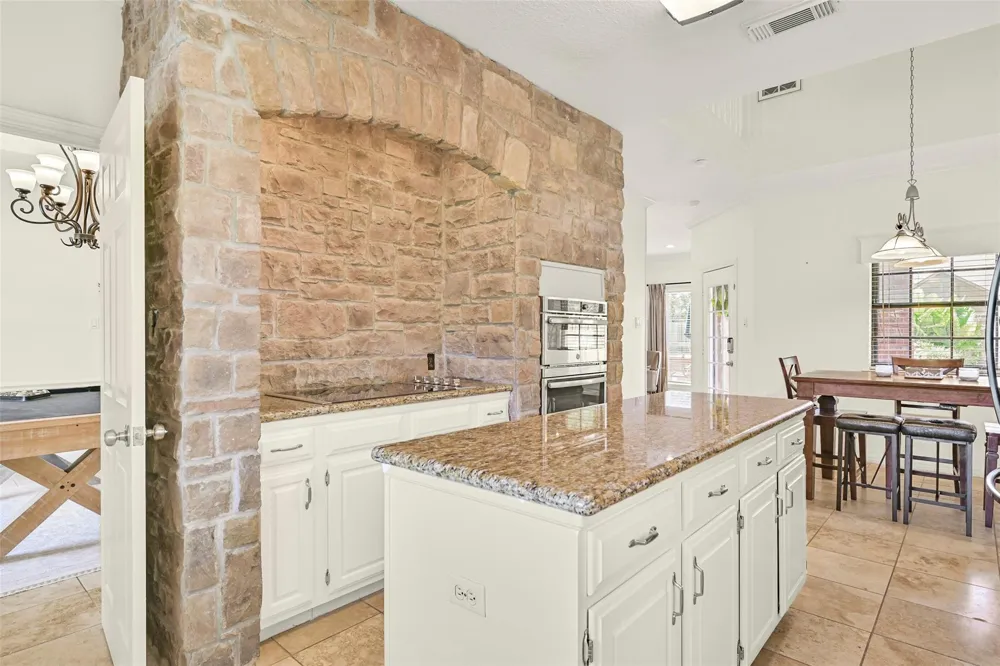 1501 W Castlewood Avenue Friendswood, TX 77546