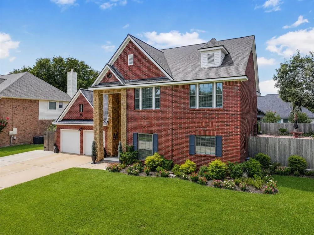 1501 W Castlewood Avenue Friendswood, TX 77546