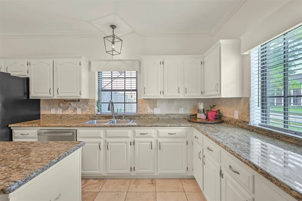 1501 W Castlewood Avenue Friendswood, TX 77546