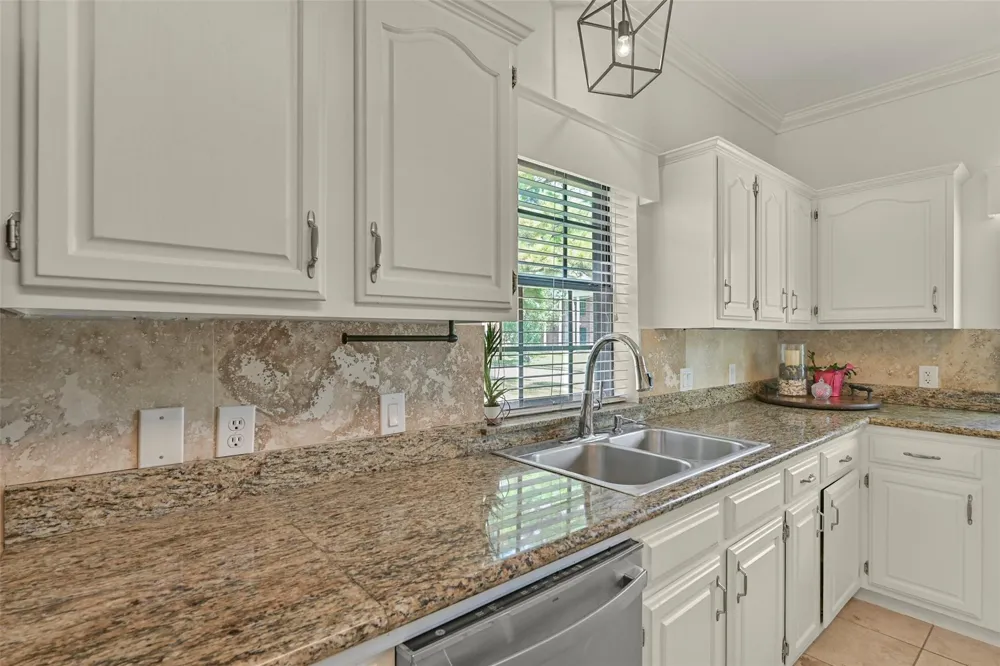1501 W Castlewood Avenue Friendswood, TX 77546
