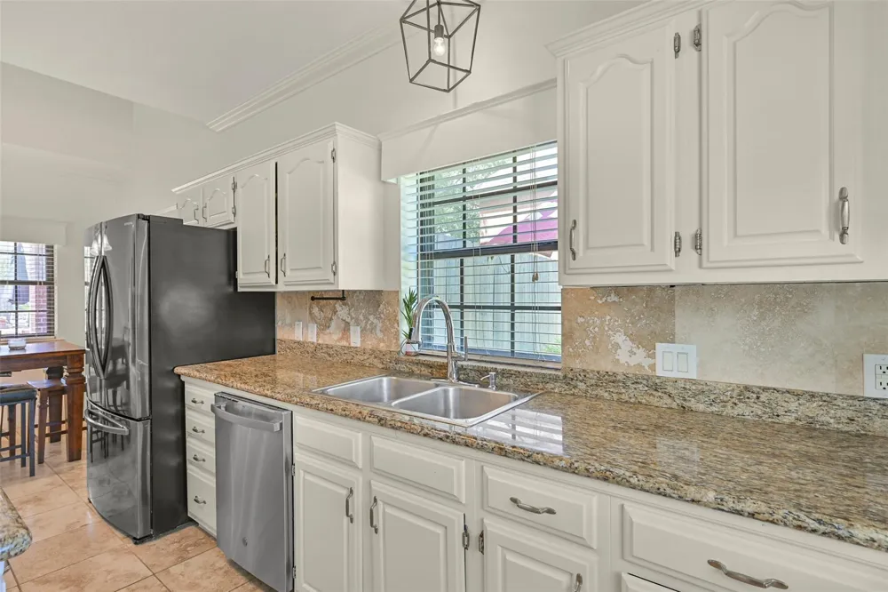 1501 W Castlewood Avenue Friendswood, TX 77546