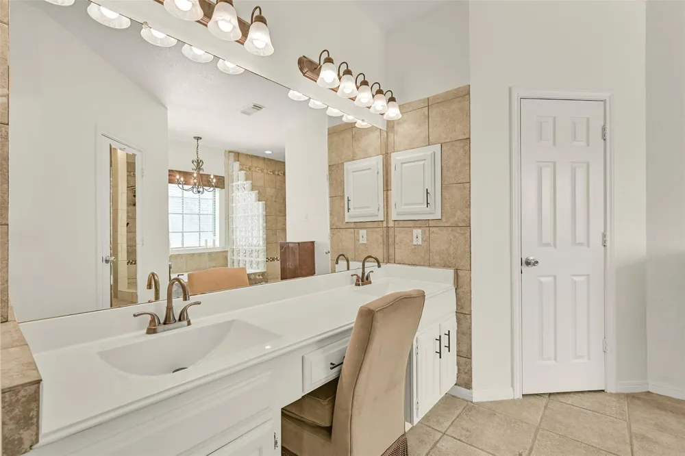 1501 W Castlewood Avenue Friendswood, TX 77546