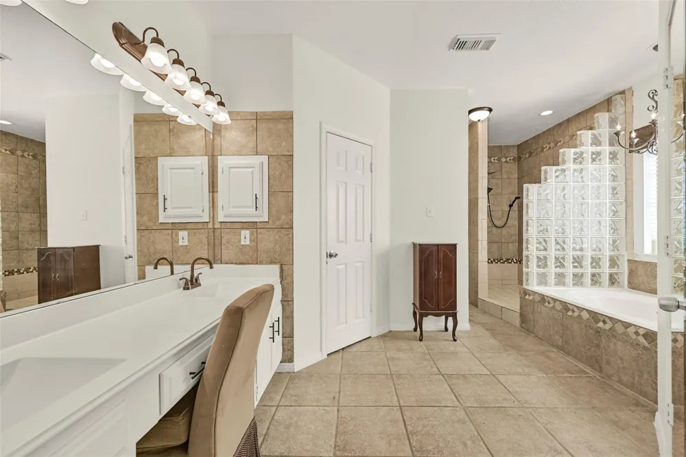 1501 W Castlewood Avenue Friendswood, TX 77546