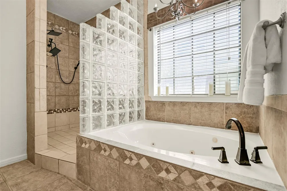 1501 W Castlewood Avenue Friendswood, TX 77546