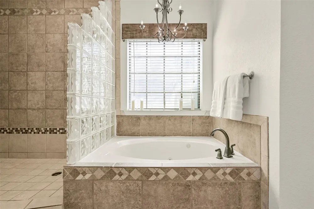 1501 W Castlewood Avenue Friendswood, TX 77546