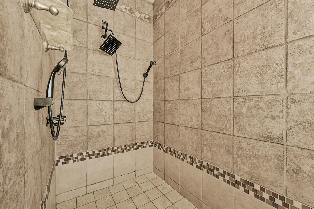 1501 W Castlewood Avenue Friendswood, TX 77546
