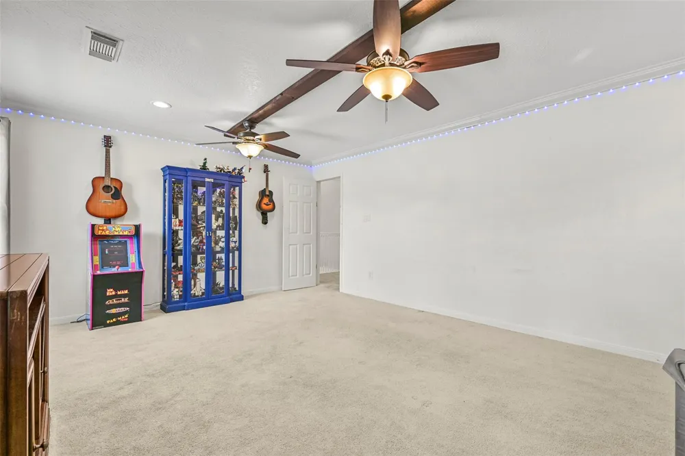 1501 W Castlewood Avenue Friendswood, TX 77546