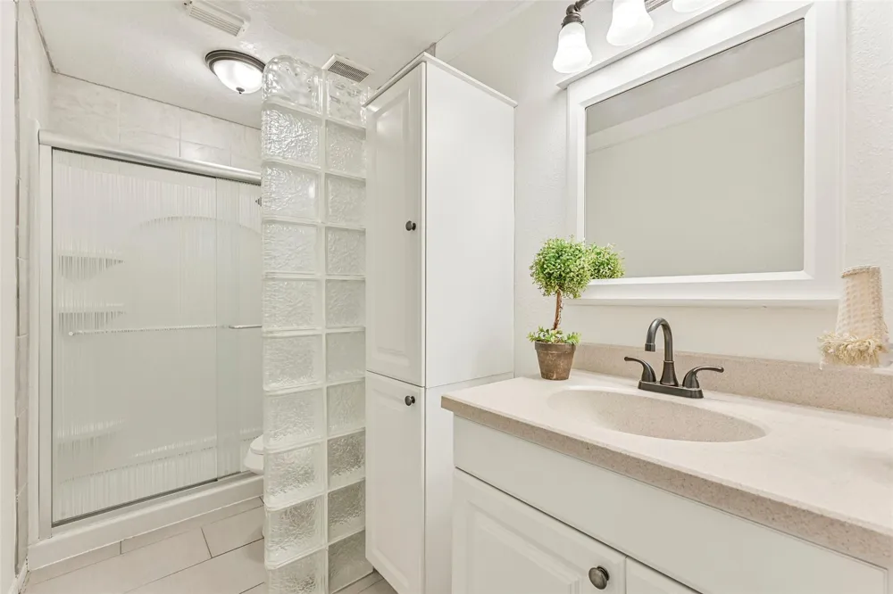 1501 W Castlewood Avenue Friendswood, TX 77546