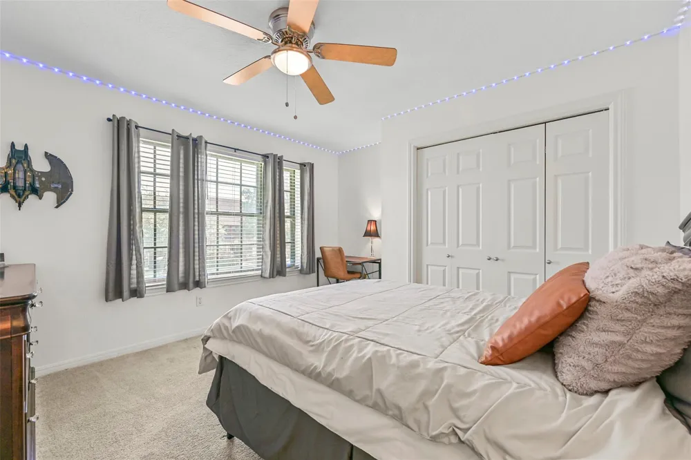 1501 W Castlewood Avenue Friendswood, TX 77546