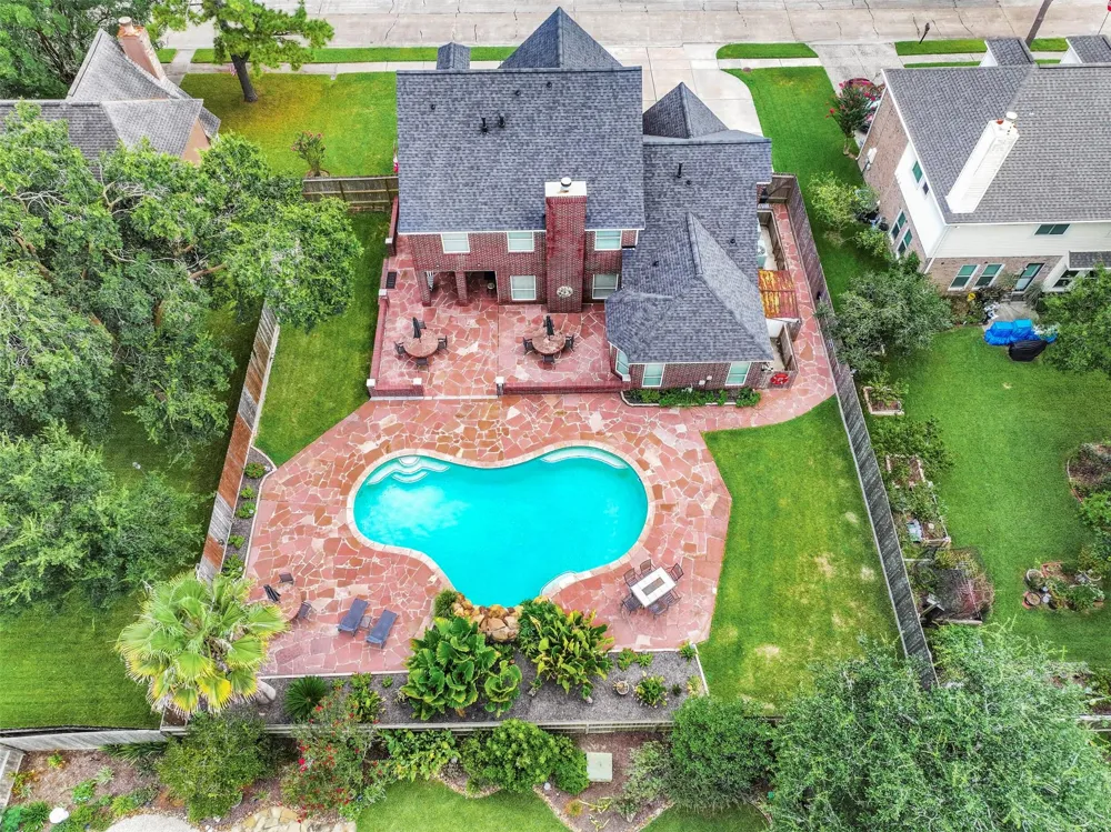 1501 W Castlewood Avenue Friendswood, TX 77546