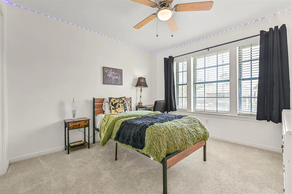 1501 W Castlewood Avenue Friendswood, TX 77546