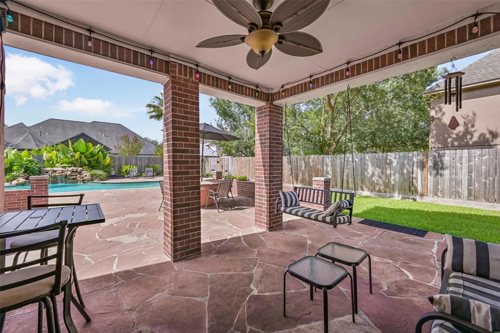 1501 W Castlewood Avenue Friendswood, TX 77546