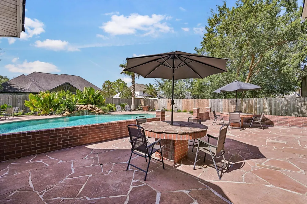 1501 W Castlewood Avenue Friendswood, TX 77546