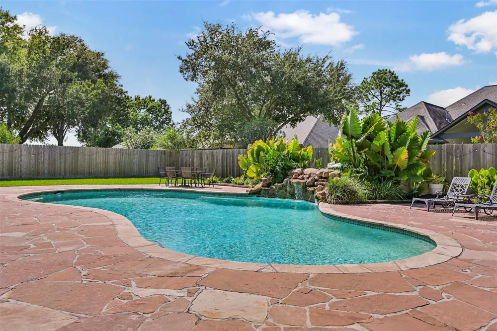 1501 W Castlewood Avenue Friendswood, TX 77546
