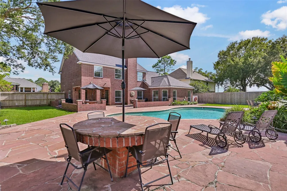 1501 W Castlewood Avenue Friendswood, TX 77546