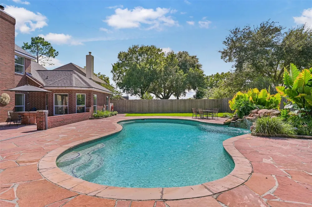 1501 W Castlewood Avenue Friendswood, TX 77546