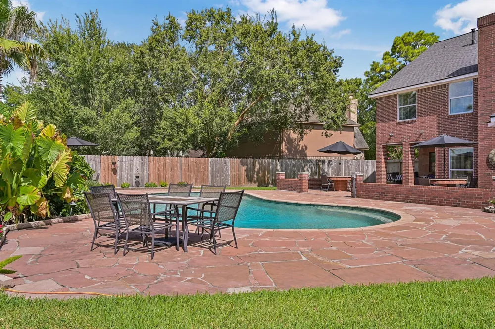 1501 W Castlewood Avenue Friendswood, TX 77546