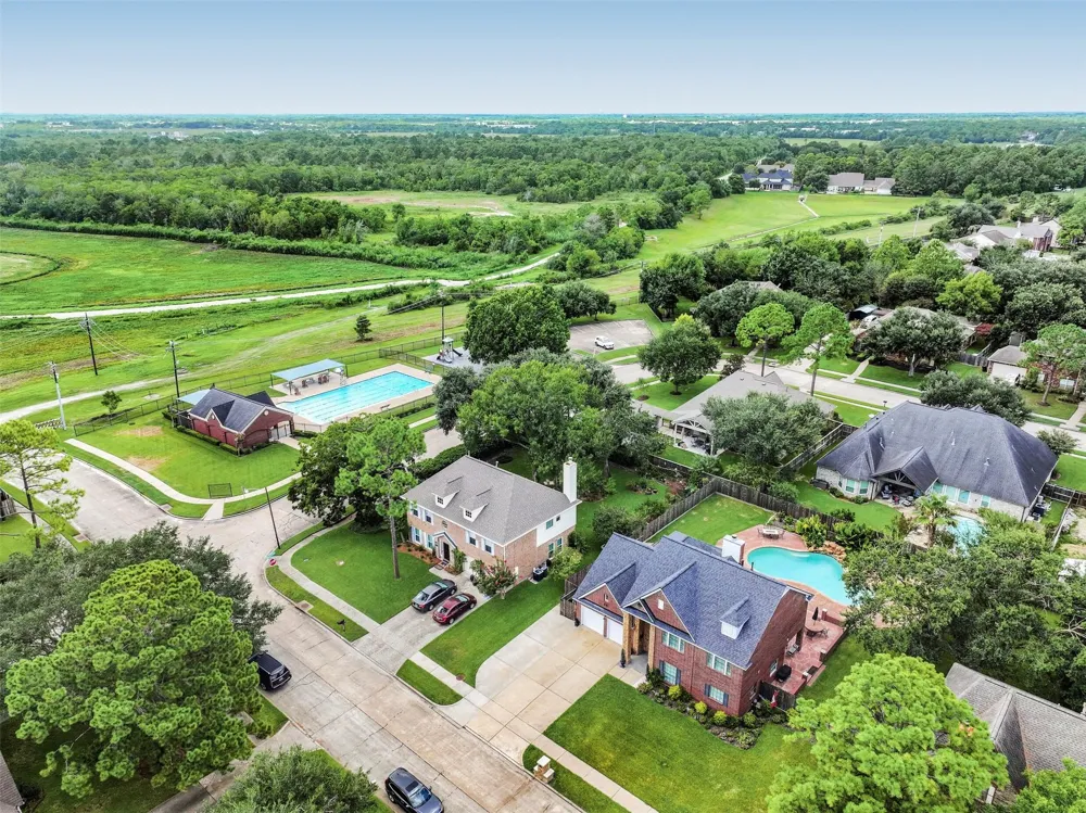 1501 W Castlewood Avenue Friendswood, TX 77546
