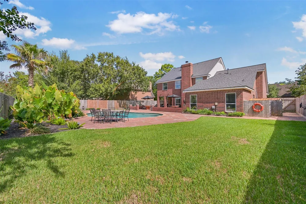 1501 W Castlewood Avenue Friendswood, TX 77546