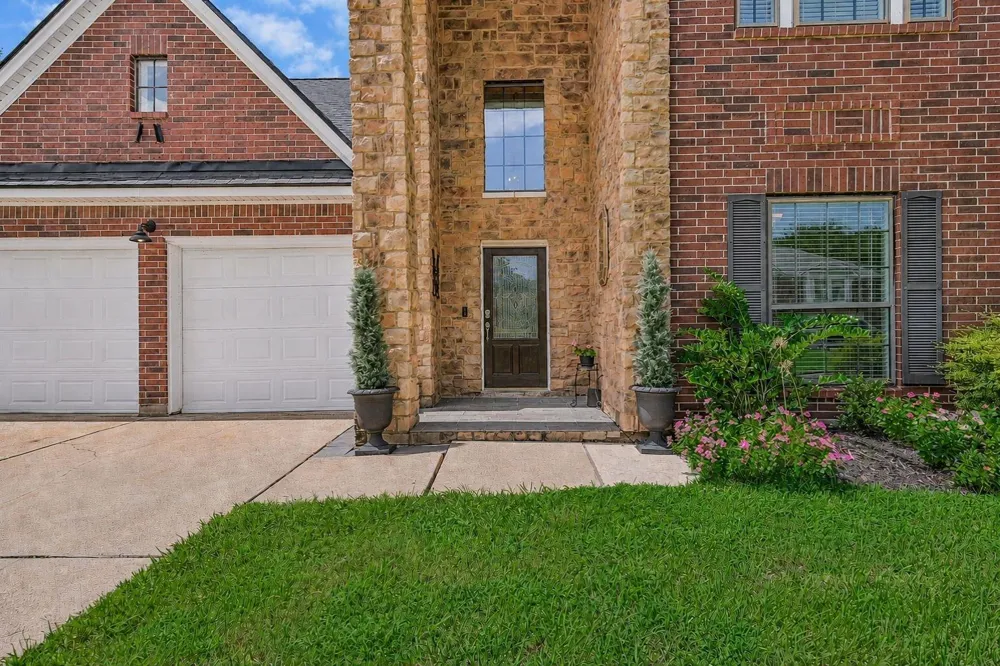 1501 W Castlewood Avenue Friendswood, TX 77546
