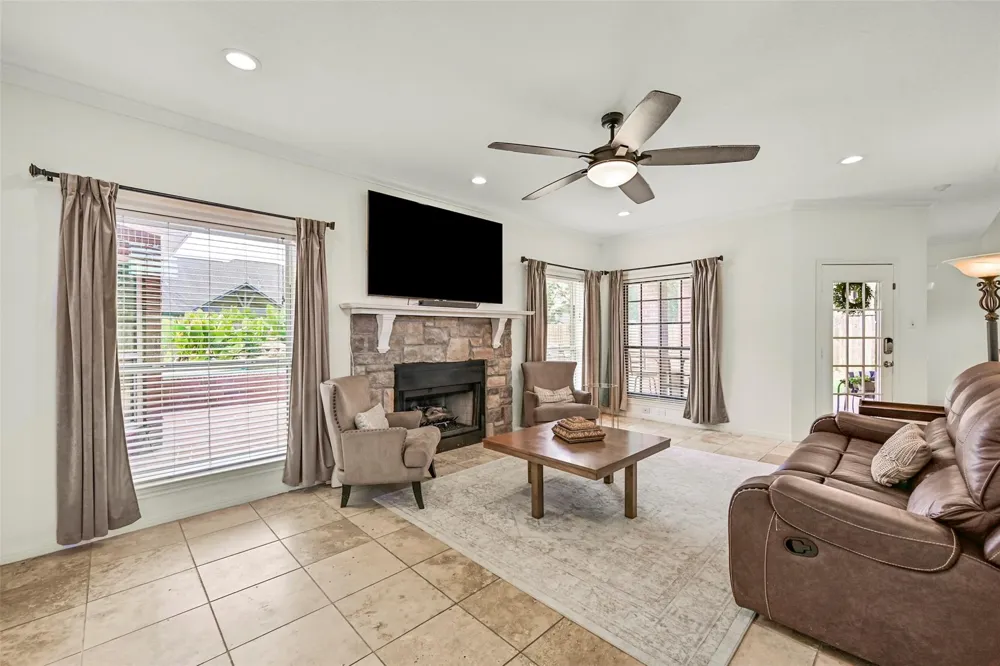 1501 W Castlewood Avenue Friendswood, TX 77546