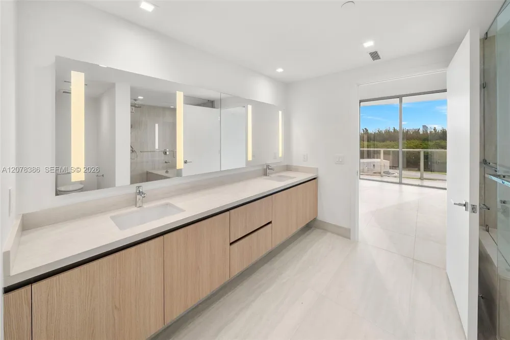 2411 Laguna Cir #311 North Miami, FL 33181