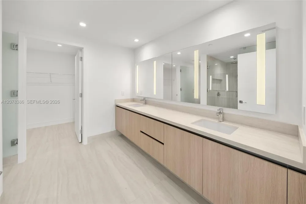 2411 Laguna Cir #311 North Miami, FL 33181