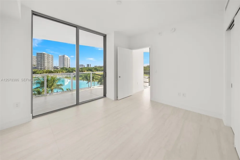 2411 Laguna Cir #311 North Miami, FL 33181