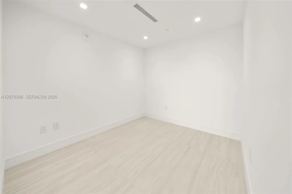 2411 Laguna Cir #311 North Miami, FL 33181